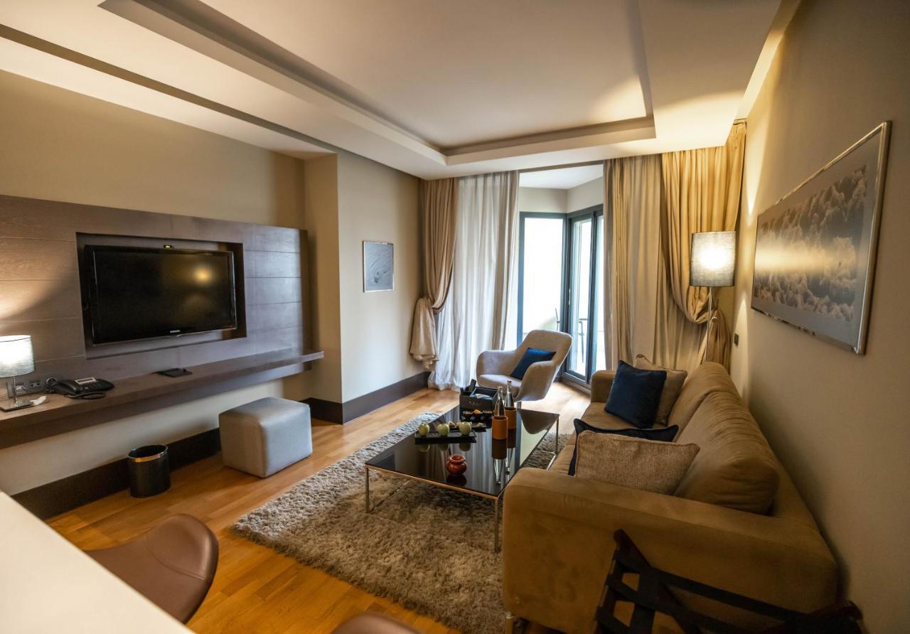Gray Boutique Hotel Casablanca Zewnętrze zdjęcie A living room in a hotel suite
