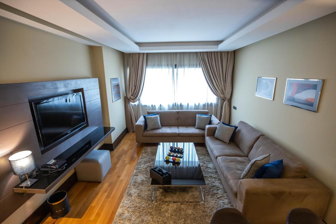 Gray Boutique Hotel Casablanca Zewnętrze zdjęcie A living room in a hotel suite