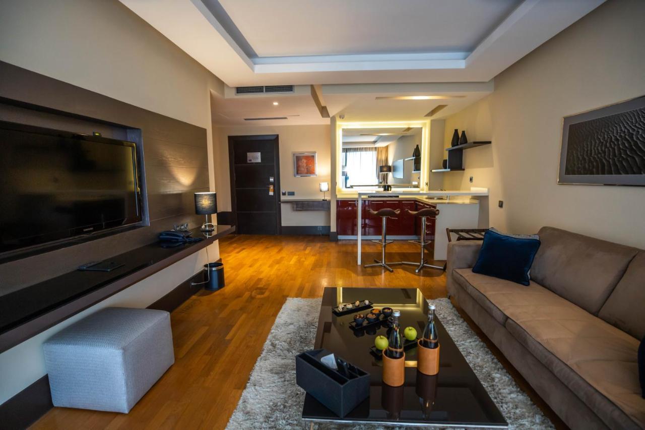 Gray Boutique Hotel Casablanca Zewnętrze zdjęcie A living room in a hotel suite